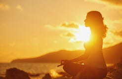 Praktiserande yoga för gravid kvinna i lotusblommaposition på stranden på solen royaltyfri foto Praktiserande yoga för gravid kvinna i lotusblommaposition på stranden på solen royaltyfri foto