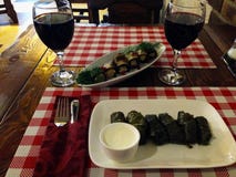 Pranzo in un ristorante Vino rosso in vetri, dolma immagine stock libera da diritti Pranzo in un ristorante Vino rosso in vetri, dolma immagine stock libera da diritti