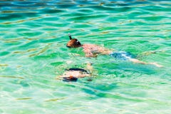 Pratica della gente che si immergono in chiaro ed acqua trasparente fotografia stock Pratica della gente che si immergono in chiaro ed acqua trasparente fotografia stock