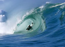Praticando il surfing un'onda perfetta del tubo alla baia Hawai di Waimea Praticando il surfing un'onda perfetta del tubo alla baia Hawai di Waimea