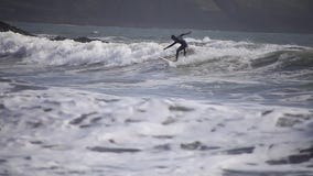 Praticare il surfing le onde Cornovaglia, il Regno Unito Praticare il surfing le onde Cornovaglia, il Regno Unito
