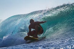 Praticare il surfing un'onda fotografia stock Praticare il surfing un'onda fotografia stock