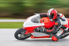 Pratique en matière de moto se penchant dans un coin rapide photos libres de droits Pratique en matière de moto se penchant dans un coin rapide photos libres de droits