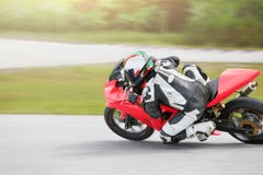 Pratique en matière de moto se penchant sur la voie image libre de droits Pratique en matière de moto se penchant sur la voie image libre de droits