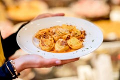 Prato com o tortellini circular da massa foto de stock royalty free Prato com o tortellini circular da massa foto de stock royalty free