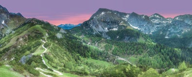 Prato con la strada nel parco nazionale di Berchtesgaden fotografia stock libera da diritti Prato con la strada nel parco nazionale di Berchtesgaden fotografia stock libera da diritti