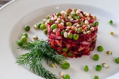 Prato de vegetariano: Salada do vinagrete das beterrabas, cenouras, chucrute fotografia de stock Prato de vegetariano: Salada do vinagrete das beterrabas, cenouras, chucrute fotografia de stock