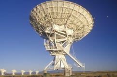 Pratos do telescópio de rádio no obervatório nacional da astronomia de rádio em Socorro, nanômetro imagem de stock royalty free Pratos do telescópio de rádio no obervatório nacional da astronomia de rádio em Socorro, nanômetro imagem de stock royalty free