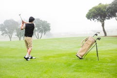 prawdziwy golfiarz z teeing fotografia stock prawdziwy golfiarz z teeing fotografia stock