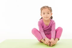 Praxisyoga des kleinen M?dchens lizenzfreie stockfotos Praxisyoga des kleinen M?dchens lizenzfreie stockfotos