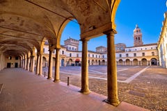 Praça Castello na opinião da arquitetura de Mantova Imagem de Stock Royalty Free Praça Castello na opinião da arquitetura de Mantova Imagem de Stock Royalty Free