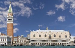 Praça San Marco contra um céu bonito, Veneza, Itália fotografia de stock Praça San Marco contra um céu bonito, Veneza, Itália fotografia de stock