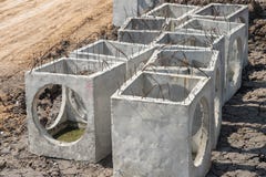 Precast конкретные люки -лазы в строительной площадке готовой для конструкции стоковое фото rf Precast конкретные люки -лазы в строительной площадке готовой для конструкции стоковое фото rf
