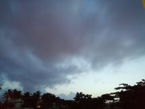 A precipitação das nuvens brancas com a noite imagens de stock A precipitação das nuvens brancas com a noite imagens de stock