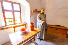 Predjama, Slowenien - 22 07 2018: Innenraum mittelalterlichen Predjama-Schlosses nahe der Postojna-Höhle Slowenien-Festung und in stockfotos Predjama, Slowenien - 22 07 2018: Innenraum mittelalterlichen Predjama-Schlosses nahe der Postojna-Höhle Slowenien-Festung und in stockfotos