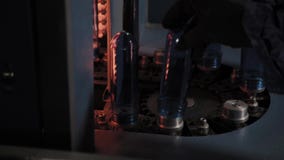 Preforms ЛЮБИМЧИКА двигают на линию печи топления в быстрой скорости Пластмасса разливает продукцию по бутылкам сток-видео Preforms ЛЮБИМЧИКА двигают на линию печи топления в быстрой скорости Пластмасса разливает продукцию по бутылкам сток-видео