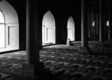 Pregando in una moschea immagini stock libere da diritti Pregando in una moschea immagini stock libere da diritti