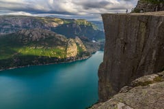 Preiekestolen - ο Pulpit βράχος, νορβηγικός τόπος προορισμού τουριστών απότομων βράχων σε Lysefjorden, Stavanger, Νορβηγία στοκ εικόνα Preiekestolen - ο Pulpit βράχος, νορβηγικός τόπος προορισμού τουριστών απότομων βράχων σε Lysefjorden, Stavanger, Νορβηγία στοκ εικόνα