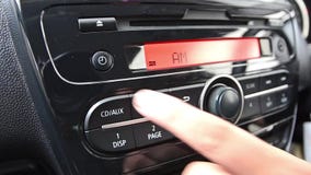 Premendo l'automobile rossa del triangolo azzardi buttonMan d'avvertimento facendo uso di audio veicolo di trasporto stereo dell' archivi video Premendo l'automobile rossa del triangolo azzardi buttonMan d'avvertimento facendo uso di audio veicolo di trasporto stereo dell' archivi video