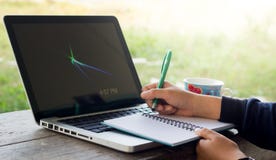 Prenda un taccuino con cuocere dei computer portatili immagini stock Prenda un taccuino con cuocere dei computer portatili immagini stock