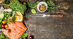 Prendedero de color salmón crudo con el condimento, las especias y la bifurcación frescos en el fondo de madera rústico, visión s imagen de archivo Prendedero de color salmón crudo con el condimento, las especias y la bifurcación frescos en el fondo de madera rústico, visión s imagen de archivo