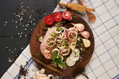 Prendederos crudos del pollo con las verduras frescas imágenes de archivo libres de regalías Prendederos crudos del pollo con las verduras frescas imágenes de archivo libres de regalías