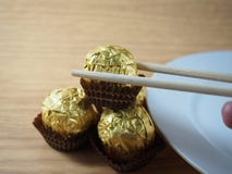 Prendendo dai bastoncini, palle del cioccolato al latte Immagine Stock Prendendo dai bastoncini, palle del cioccolato al latte Immagine Stock