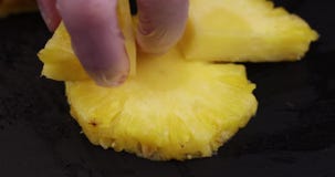 Couper une ananas dans une bol et sur une Coupe planche avec une