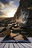 Prenoti la bella cascata di immagine del paesaggio di concetto che sfocia nel ro fotografia stock Prenoti la bella cascata di immagine del paesaggio di concetto che sfocia nel ro fotografia stock