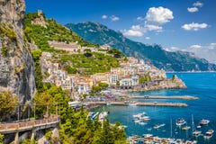 Prentbriefkaarmening van Amalfi, Amalfi Kust, Campania, Italië royalty-vrije stock foto's Prentbriefkaarmening van Amalfi, Amalfi Kust, Campania, Italië royalty-vrije stock foto's