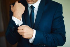 Prepara a preparação da manhã, noivo considerável que obtém vestido e que prepara-se para o casamento, na obscuridade - terno azu fotografia de stock royalty free Prepara a preparação da manhã, noivo considerável que obtém vestido e que prepara-se para o casamento, na obscuridade - terno azu fotografia de stock royalty free