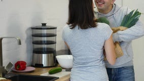 Preparación de ensaladas Vehículos sanos en la cocina Cocinar la cena metrajes Preparación de ensaladas Vehículos sanos en la cocina Cocinar la cena metrajes