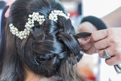 Preparación de una novia melenuda oficial con el pelo negro imagen de archivo Preparación de una novia melenuda oficial con el pelo negro imagen de archivo