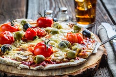 Preparando a massa caseiro da pizza Foto de Stock Royalty Free Preparando a massa caseiro da pizza Foto de Stock Royalty Free