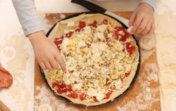 Preparando a pizza caseiro Fotos de Stock Preparando a pizza caseiro Fotos de Stock