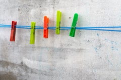 Preparazione dei precedenti - mollette da bucato sui precedenti di un muro di cemento fotografia stock libera da diritti Preparazione dei precedenti - mollette da bucato sui precedenti di un muro di cemento fotografia stock libera da diritti