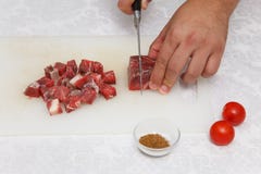 Preparazione di alimento - tagliare carne cruda fotografie stock libere da diritti Preparazione di alimento - tagliare carne cruda fotografie stock libere da diritti