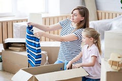 Preparazioni per rilocazione al nuovo appartamento immagine stock libera da diritti Preparazioni per rilocazione al nuovo appartamento immagine stock libera da diritti