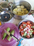 Preparação dos alimentos para a festa de anos Saladas e cenouras e batatas imagens de stock Preparação dos alimentos para a festa de anos Saladas e cenouras e batatas imagens de stock