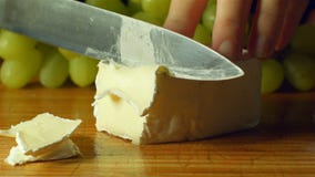Preparação saudável dos alimentos frescos do queijo do brie do camembert que corta acima na cozinha vídeos de arquivo Preparação saudável dos alimentos frescos do queijo do brie do camembert que corta acima na cozinha vídeos de arquivo