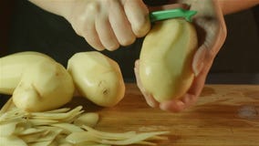 Preparação saudável dos alimentos frescos que corta acima da batata vegetal da abóbora na cozinha vídeos de arquivo Preparação saudável dos alimentos frescos que corta acima da batata vegetal da abóbora na cozinha vídeos de arquivo