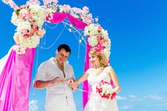 Prepare el donante de un anillo de compromiso a su novia debajo del deco del arco imagenes de archivo Prepare el donante de un anillo de compromiso a su novia debajo del deco del arco imagenes de archivo