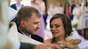 Prepare en novia negra de los controles del traje que el tenderand de la mano del ` s dice promesa almacen de metraje de vídeo Prepare en novia negra de los controles del traje que el tenderand de la mano del ` s dice promesa almacen de metraje de vídeo