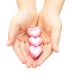 Prerogativa rosa della caramella gommosa e molle sulla mano della donna fotografia stock libera da diritti Prerogativa rosa della caramella gommosa e molle sulla mano della donna fotografia stock libera da diritti