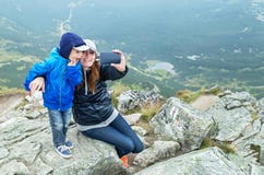 Presa del selfie! Madre felice e neonato che fanno autoritratto Fotografie Stock Presa del selfie! Madre felice e neonato che fanno autoritratto Fotografie Stock