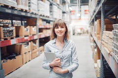 Presa di riserva bello lavoratore della giovane donna del negozio di mobili Immagine Stock Presa di riserva bello lavoratore della giovane donna del negozio di mobili Immagine Stock