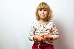 Preschool dziewczyny pracowniany portret na czystym tle obrazy royalty free Preschool dziewczyny pracowniany portret na czystym tle obrazy royalty free