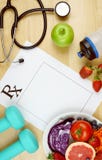 Prescription pour l'appartement de r?gime et d'exercice de bonnes sant?s ?tendu au-dessus avec le copyspace photos libres de droits Prescription pour l'appartement de r?gime et d'exercice de bonnes sant?s ?tendu au-dessus avec le copyspace photos libres de droits