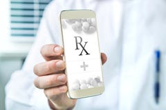 Prescrição eletrônica E-prescrição móvel app foto de stock royalty free Prescrição eletrônica E-prescrição móvel app foto de stock royalty free