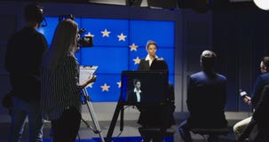Presentador femenino de las noticias que lee las noticias almacen de metraje de vídeo Presentador femenino de las noticias que lee las noticias almacen de metraje de vídeo
